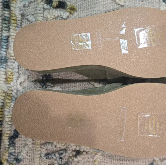 Dolce Vita Olive Flats - Picture 3 of 4